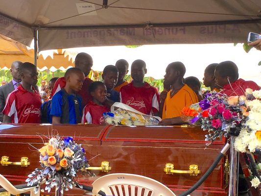 Trauergäste um den Sarg von Godfrey