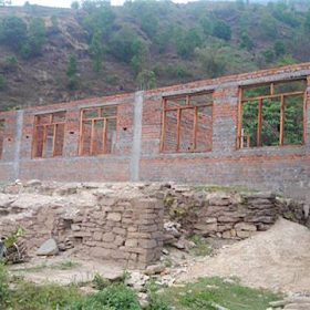 Teilweise wiederaufgebaute Dorfschule in Swaragau