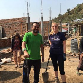Helfer und Volunteers bei den Wiederaufbauarbeiten der Dorfschule in Swaragau
