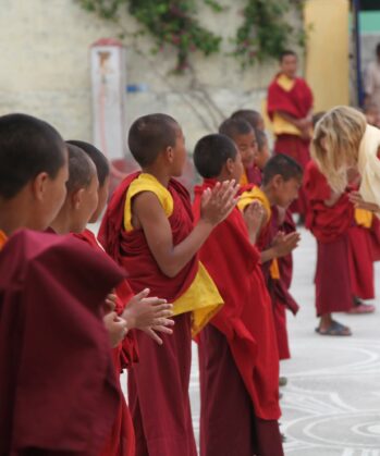 Karmalaya-Gründerin Tina Eckert im Kloster in Nepal.