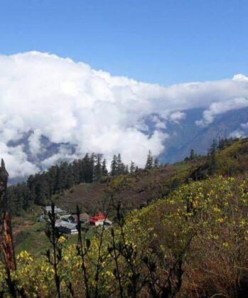 Wolken, Berge, Blick auf Häuser