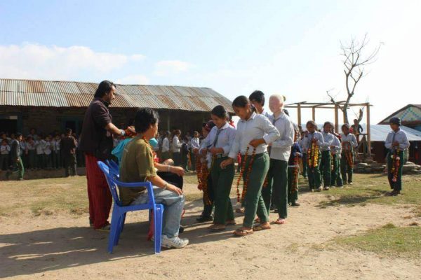 Kinder mit Blumenketten in Swaragau