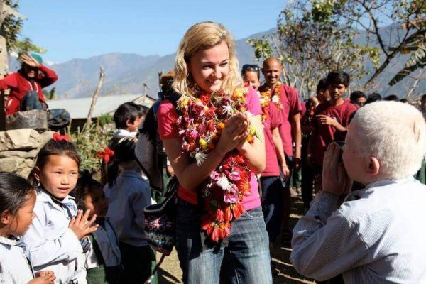 Tina Eckert begrüßt Kind in Swaragau