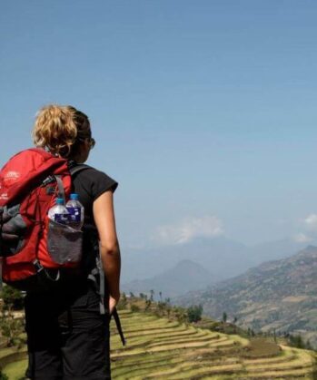 Frau mit Rucksack in Nepal