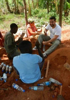 Matthias Eckert mit anderen Helfern beim Bauen