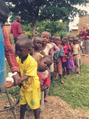 Kinder stehen in einer Schlange um sich die Hände zu waschen