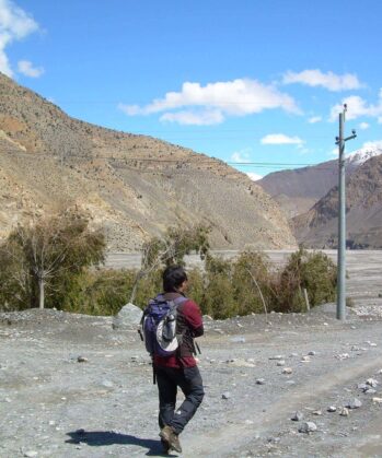 Mann mit Rucksack auf dem Annapurna-Trek