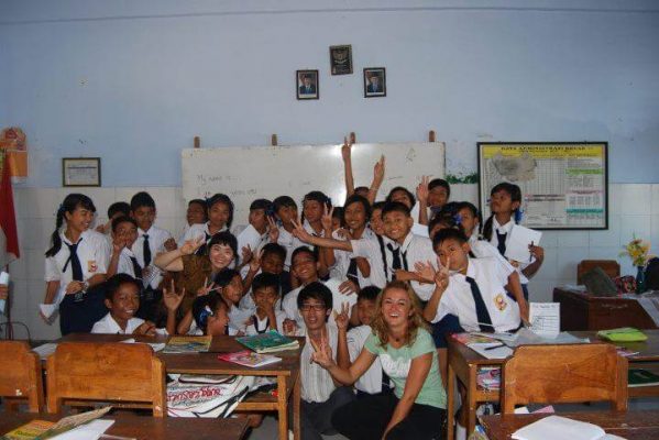 Indonesische Schulklasse mit Tina Eckert