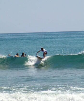 Mann beim Surfen