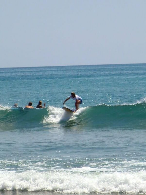 Mann beim Surfen