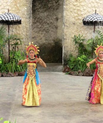 Zwei Frauen in traditioneller indonesischer Kleidung beim tanzen