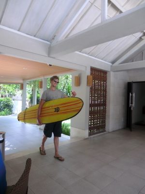 Volontär mit Surfbrett