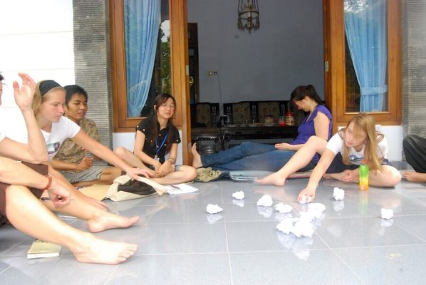 Volunteers spielen ein Spiel