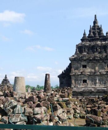 Viele Steine am Boden vor dem Tempel