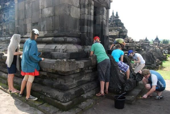 Volunteers bei den Restaurierungsarbeiten am Tempel