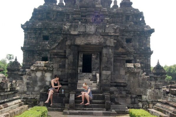 Zwei Frauen sitzen in einem Tempel