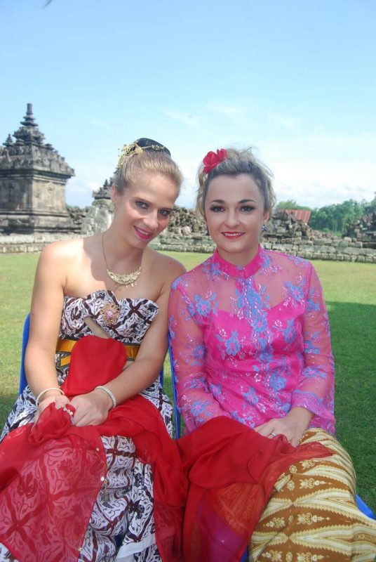 Zwei Frauen in traditioneller indonesischer Kleidung