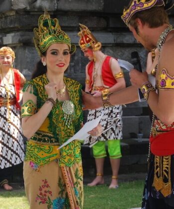 Frauen und Männer in traditioneller indonesischer Kleidung
