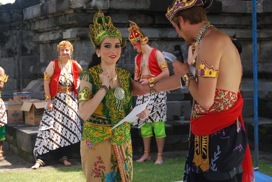 Frauen und Männer in traditioneller indonesischer Kleidung