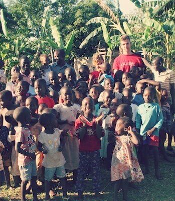 Volunteers mit Kindergruppe in Uganda