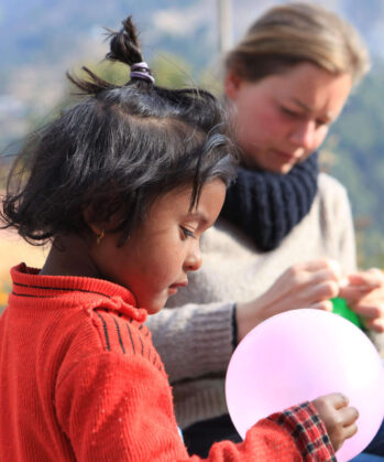 Kind spielt mit einem Luftballon