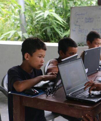 Kinder sitzen vorm Computer