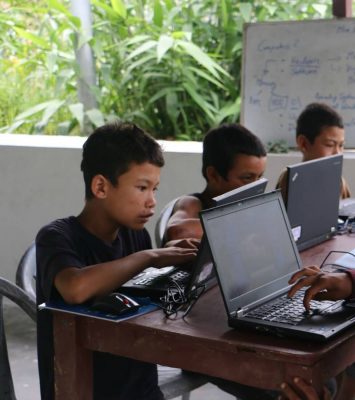 Kinder sitzen vorm Computer