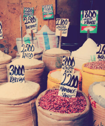 Verschiedene Reissorten und Hülsenfrüchte in Säcken mit Preisschildern