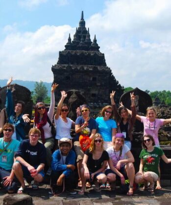 Karmalaya-Gründerin Tina Eckert mit Gruppe bei Tempel-Workcamp in Indonesien.