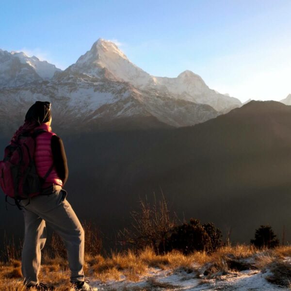 Frau mit Rücksack im Gebirge