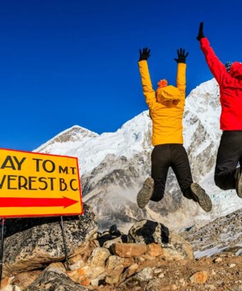Zwei Menschen springen hoch und haben ihre Hände in der Luft