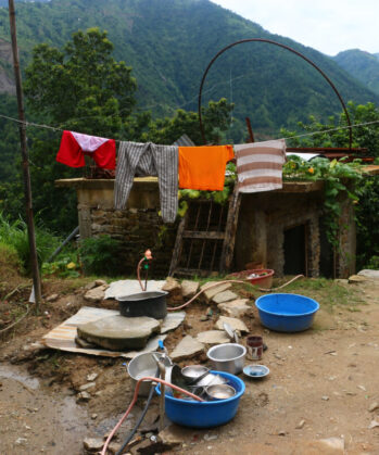 Geschirr-Abwaschplatz mit Wäscheleine darüber