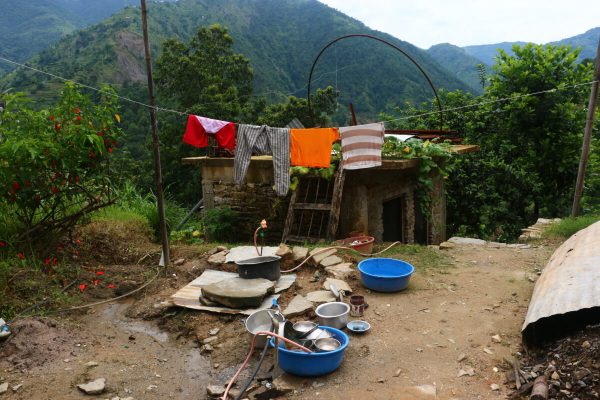 Geschirr-Abwaschplatz mit Wäscheleine darüber
