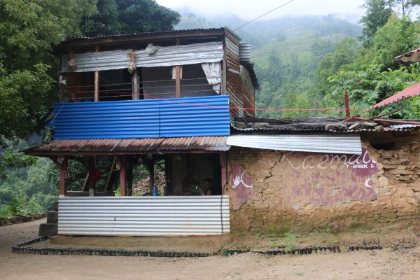 Karmalaya-Farmhaus nach dem Erdbeben
