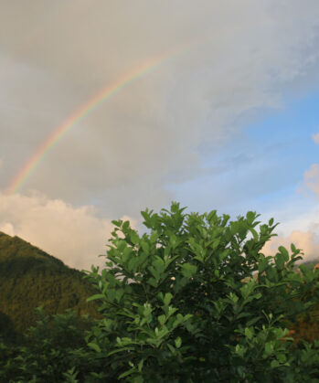 Regenbogen über Gaujini