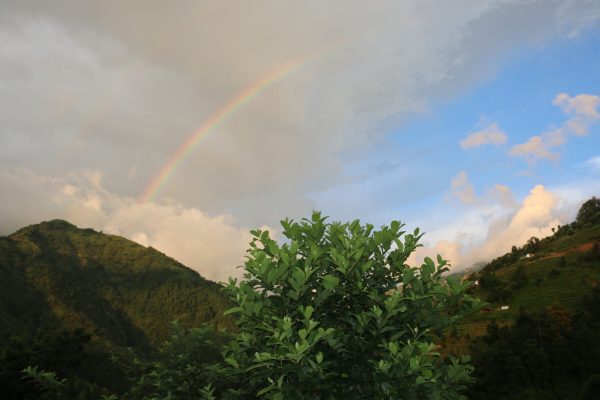 Regenbogen über Gaujini