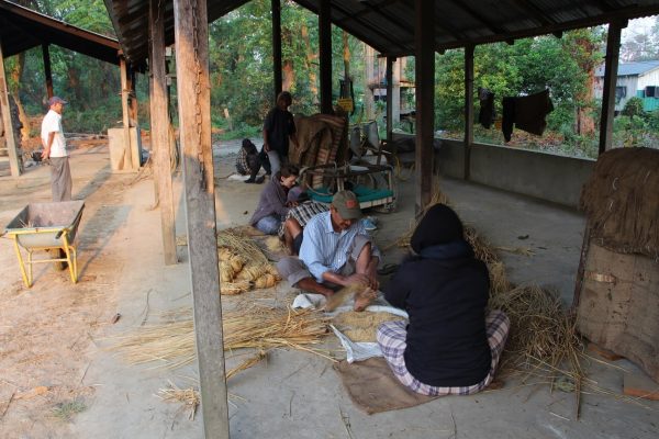 Futterbälle binden für die Elefanten