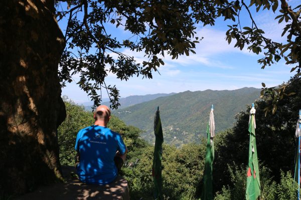 Mann genießt die Aussicht in Nagi Gumba