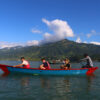 Vier Menschen in einem Boot auf dem Phewa-See in Pokhara