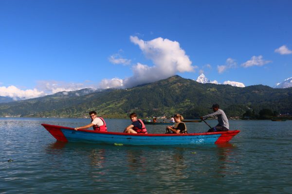Vier Menschen in einem Boot auf dem Phewa-See in Pokhara