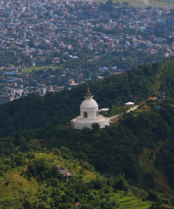 Blick auf die Friedensstupa in Pokhara