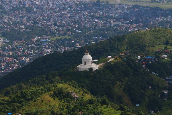 Blick auf die Friedensstupa in Pokhara