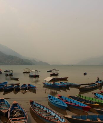 Boote auf dem Phewa-See in Pokhar