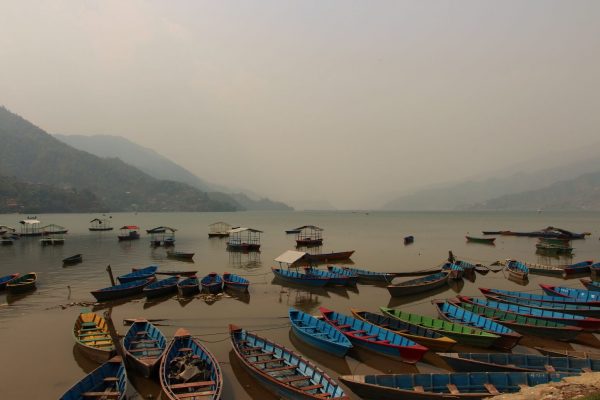 Boote auf dem Phewa-See in Pokhar