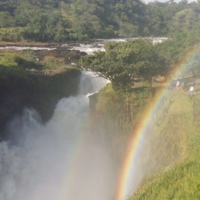 Regenbogen über den Murchison Falls in Uganda