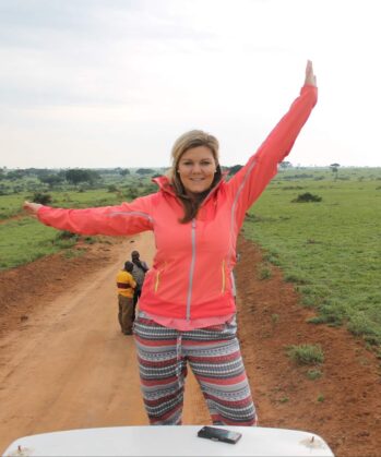 Frau auf Safari in Uganda