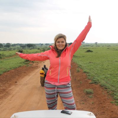 Frau auf Safari in Uganda