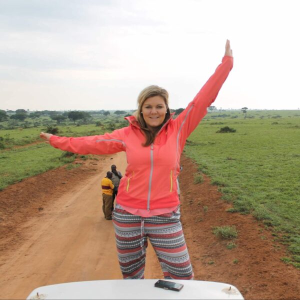 Frau auf Safari in Uganda