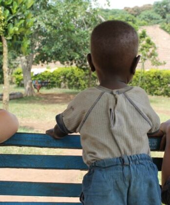 Volontäre mit Kind in Uganda