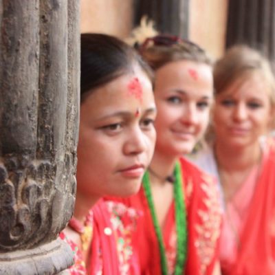Tina Eckert mit Frauen im Kloster